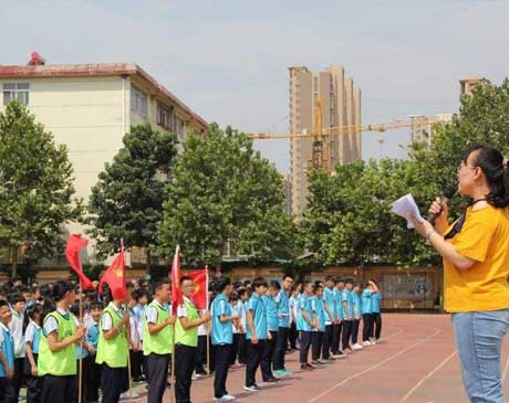 忠庄小学乡村学校少年宫的孩子在学校练习口风琴